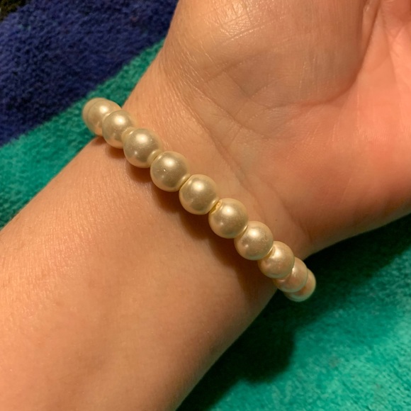 Faux Pearl and Crystal Cross stretchy Bracelet - Picture 3 of 4